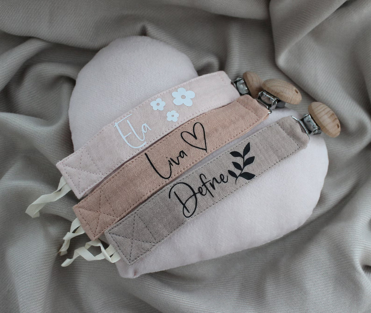 Personalisierte Schnullerkette aus Musselin – CreativeCurves